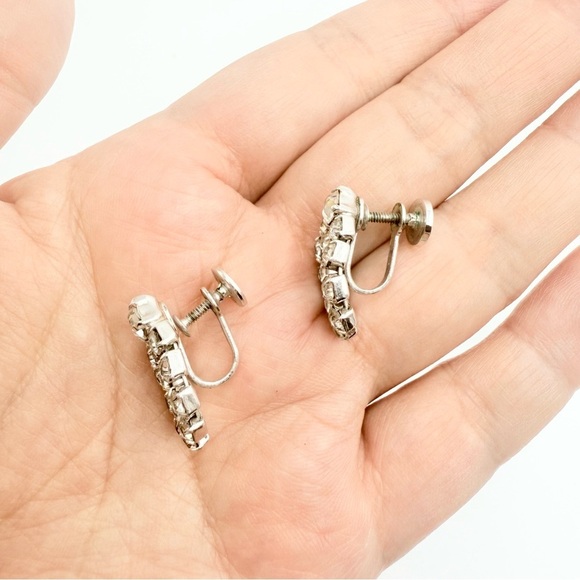 Vintage Clear Crystal Rhinestones Silver Tone Teardrop Screw Back Earrings - Picture 4 of 5